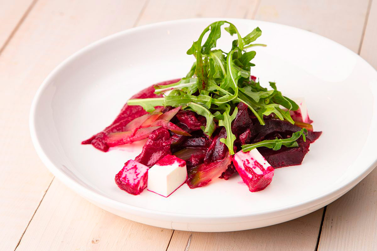Салат из запеченной свеклы с домашним сыром