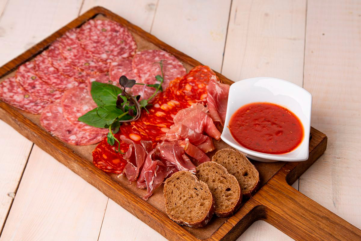 Ассорти итальянских колбас