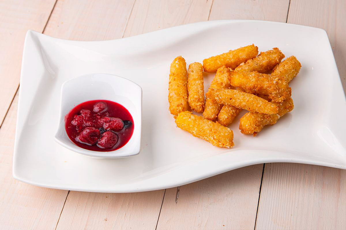 Жареный сыр с ягодным соусом