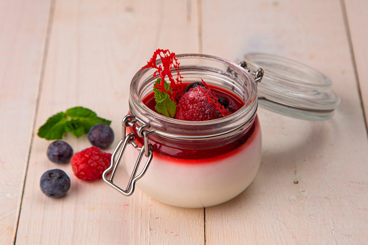 Кокосовая панакота с ягодным гаспачо