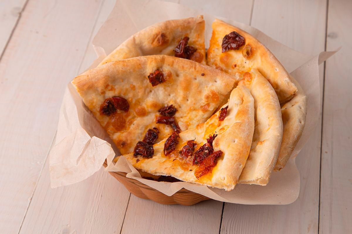 Фокачча с вялеными помидорами