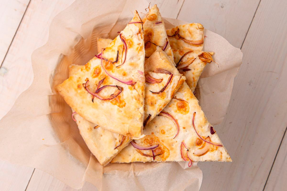 Фокачча с луком и моцареллой