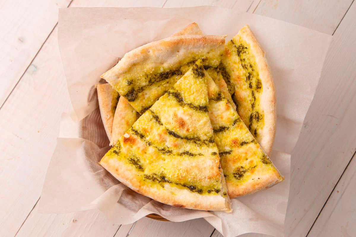 Фокачча с соусом песто и пармезаном