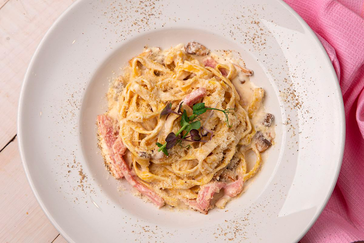 Домашние фетучине с ветчиной и грибами