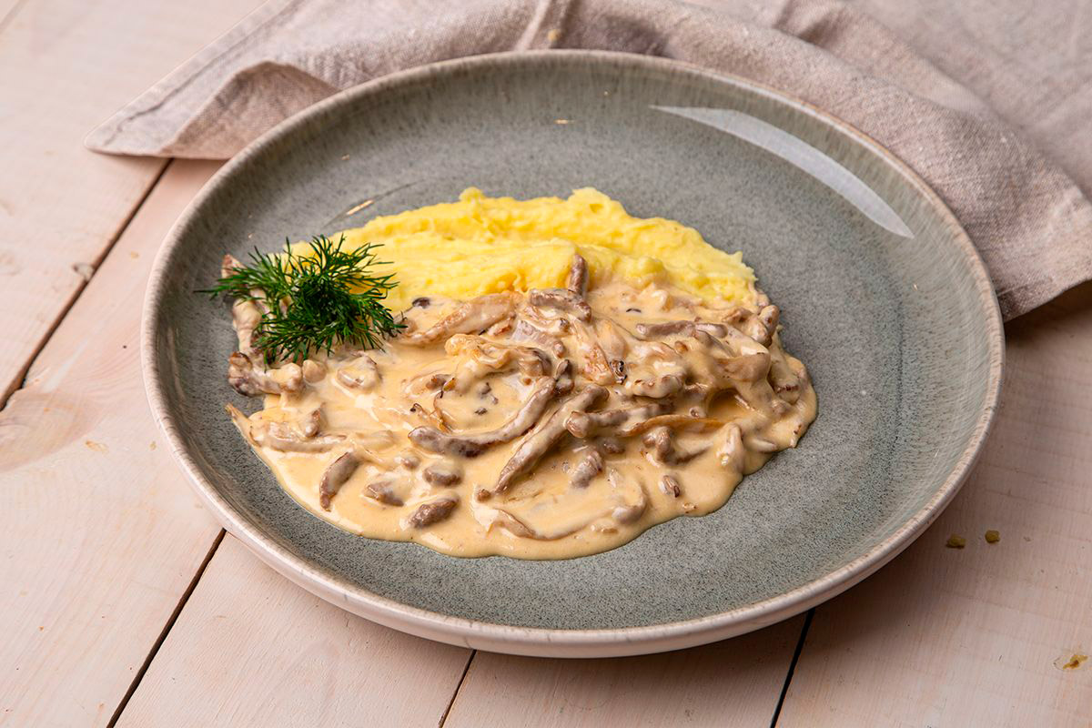 Бефстроганов с картофельным пюре