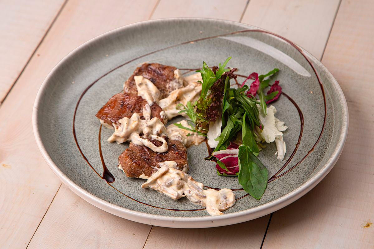 Медальоны из свиной вырезки с грибами